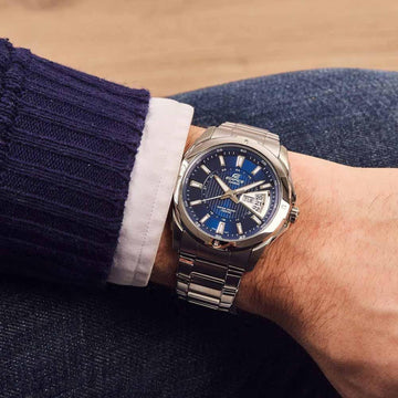 Αδιάβροχο ρολόι CASIO Edifice EF-129D-2AVEF με ασημί μπρασελέ από ανοξείδωτο ατσάλι, μπλε καντράν με φωσφορίζον δείκτες, στρογγυλή στεφάνη σε ασημί χρώμα και ένδειξη ημέρας και ημερομηνίας.